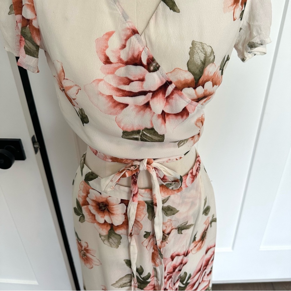 White Tropical Floral Wrap Skirt and Top Coord Set | Size 2 - Picture 4 of 9